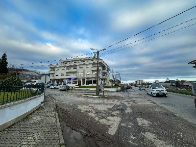 Arrendamento de espaço comercial na Rua da Autarquia