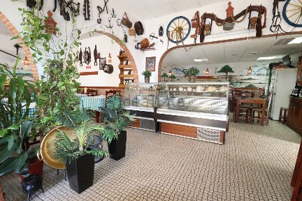 Restaurante, churrasqueira para trespasse na Rua do Alportel, 110