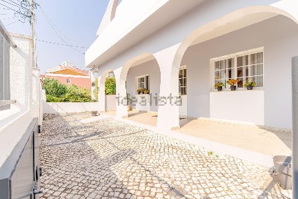 Espaço comercial à venda na Avenida Carlos de Oliveira