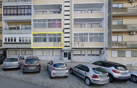 Apartamento T4 à venda na Rua 25 de Abril