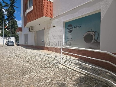 Arrendamento de espaço comercial na Rua Nova da Boavista