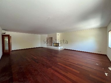 Apartamento T5 à venda na Rua Infante Dom Henrique, 75