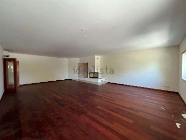 Apartamento T5 à venda na Rua Infante Dom Henrique, 75