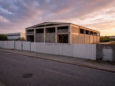 Armazém à venda na Zona Histórica do Seixal - Frente Ribeirinha