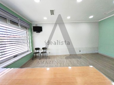 Espaço comercial à venda na Rua António Sérgio, 744