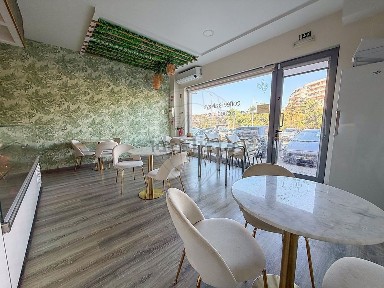 Espaço comercial à venda na Avenida 25 de Abril