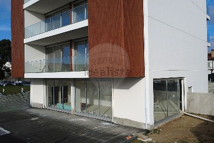 Espaço comercial à venda na Coimbrões