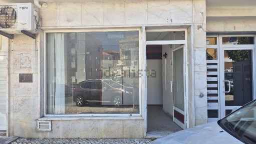Espaço comercial à venda no Largo Almirante Gago Coutinho