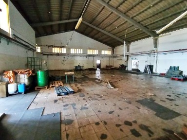 Armazém à venda na Rua de Entre-Campinhos