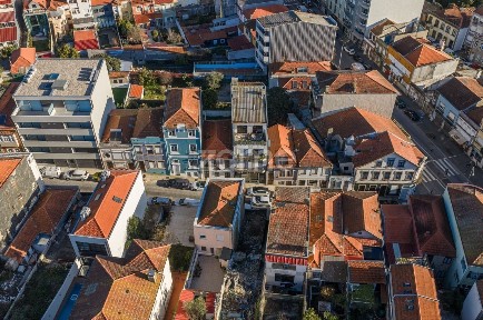 Armazém à venda na Rua de Coutinho de Azevedo, 32