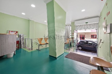 Espaço comercial à venda na Rua Dom Nuno Álvares Pereira