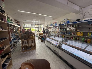 Espaço comercial à venda no Largo Francisco Rodrigues