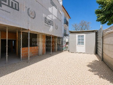 Espaço comercial à venda na Avenida 22 de Dezembro