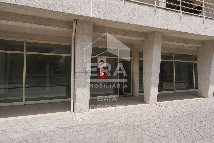 Espaço comercial à venda no Centro de Valadares - Penedo - Valadarinho