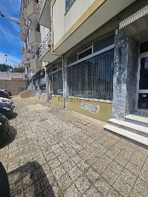 Espaço comercial à venda na Rua de Soares dos Reis