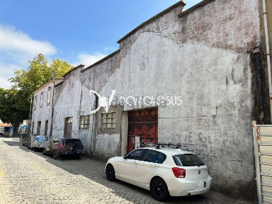 Armazém à venda no Centro de Valadares - Penedo - Valadarinho