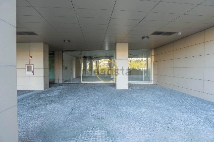 Espaço comercial à venda na Avenida 1º de Dezembro