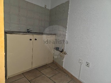 Espaço comercial à venda na Rua Poeta António Aleixo