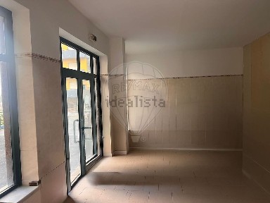 Espaço comercial à venda na Rua Raúl Brandão