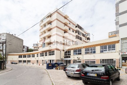 Espaço comercial à venda na Praceta de Bombadinca, 2