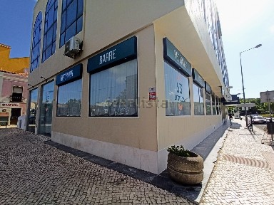 Espaço comercial com rentabilidade à venda na Avenida Luísa Todi, 277
