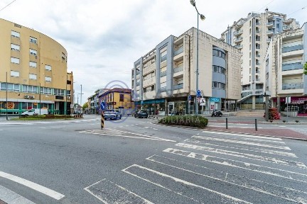 Espaço comercial à venda na Rua 25 de Abril s/n