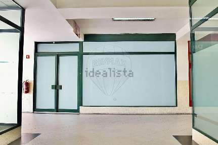 Espaço comercial à venda no Largo Santa Marinha