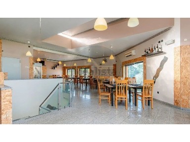 Espaço comercial à venda na Vila Nogueira de Azeitão