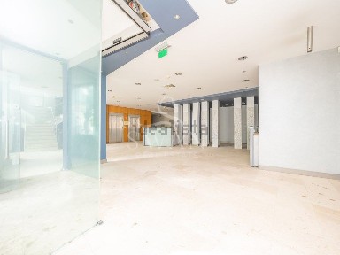 Espaço comercial à venda no Largo do Carmo, 4