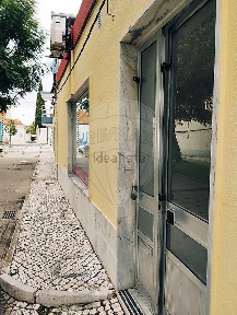 Espaço comercial à venda na Rua Professor António Caleiro