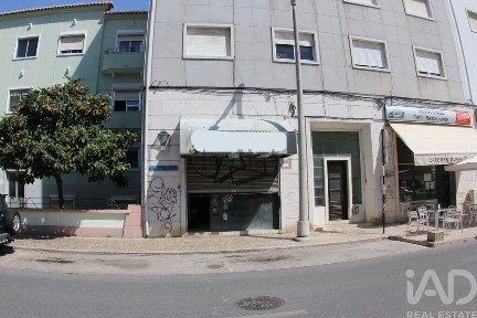 Espaço comercial à venda em Almada