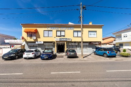 Espaço comercial à venda na Rua Luís de Camões n.18