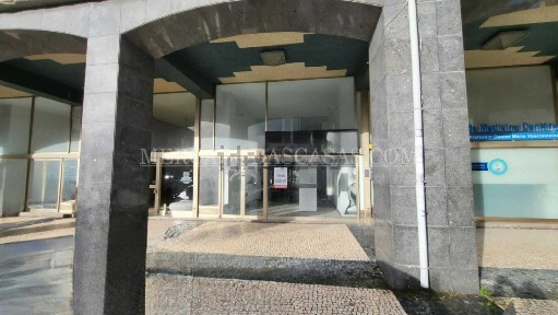 Espaço comercial ou armazém à venda na Camões - Gonçalo Cristóvão - Faria Guimarães