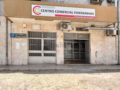 Espaço comercial à venda na Avenida Alfredo Dinis