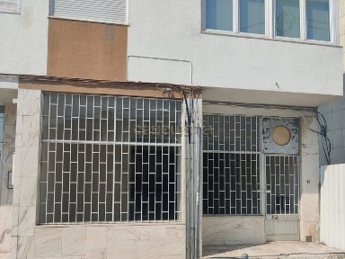 Espaço comercial à venda na Rua Doutor António Elvas, 114