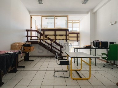 Espaço comercial à venda na Travessa de Salgueiros