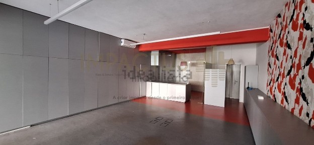 Espaço comercial à venda em Castêlo da Maia