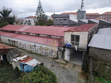 Armazém à venda na Rua Colégio do Sardão