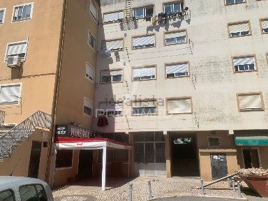 Espaço comercial à venda no Largo do Pinheiro