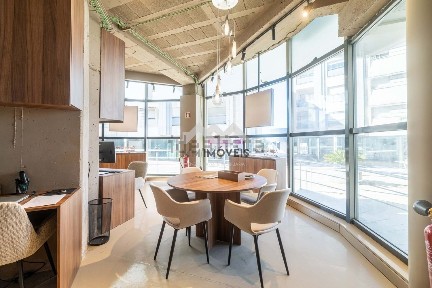 Espaço comercial à venda na Rua 25 de Abril
