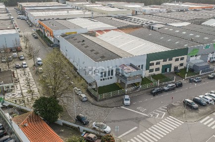 Armazém à venda na Rua do Outeiro