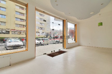 Espaço comercial com rentabilidade à venda na Rua Nova do Seixo