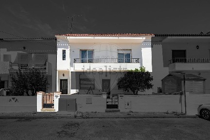 Andar de moradia à venda na Rua de Florbela Espanca