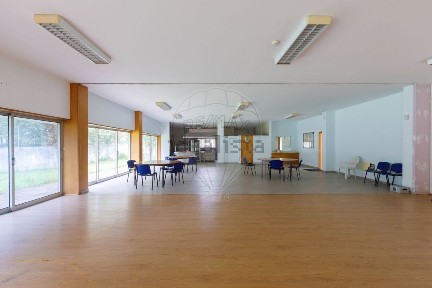 Armazém à venda em Árvore