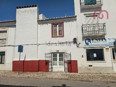 Moradia geminada à venda no Largo dos Combatentes da Grande Guerra