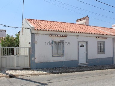 Moradia independente à venda na Rua Bento de Jesus Caraça