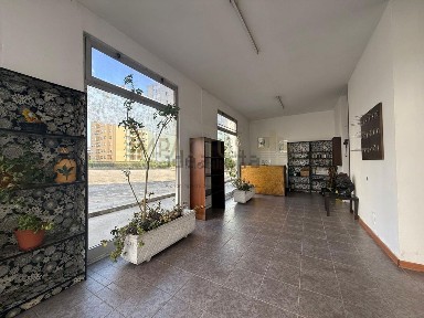 Espaço comercial à venda no Monte dos Burgos