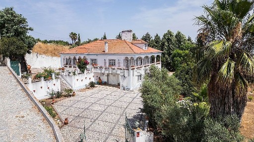 Quinta à venda na Rua Luís de Camões