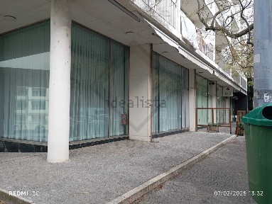 Espaço comercial à venda na Rua Orfeão do Porto