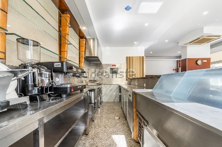 Espaço comercial à venda na Rua Samuel Gramaxo, 27